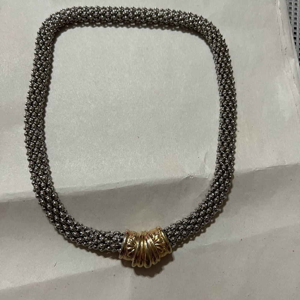 Beautiful silver tone chucker necklace